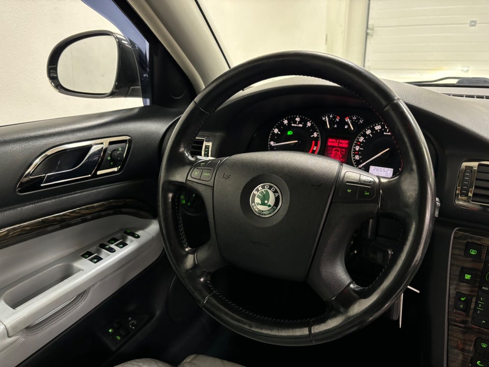 Skoda Superb 2,8 V6 Elegance Tiptr. 4d