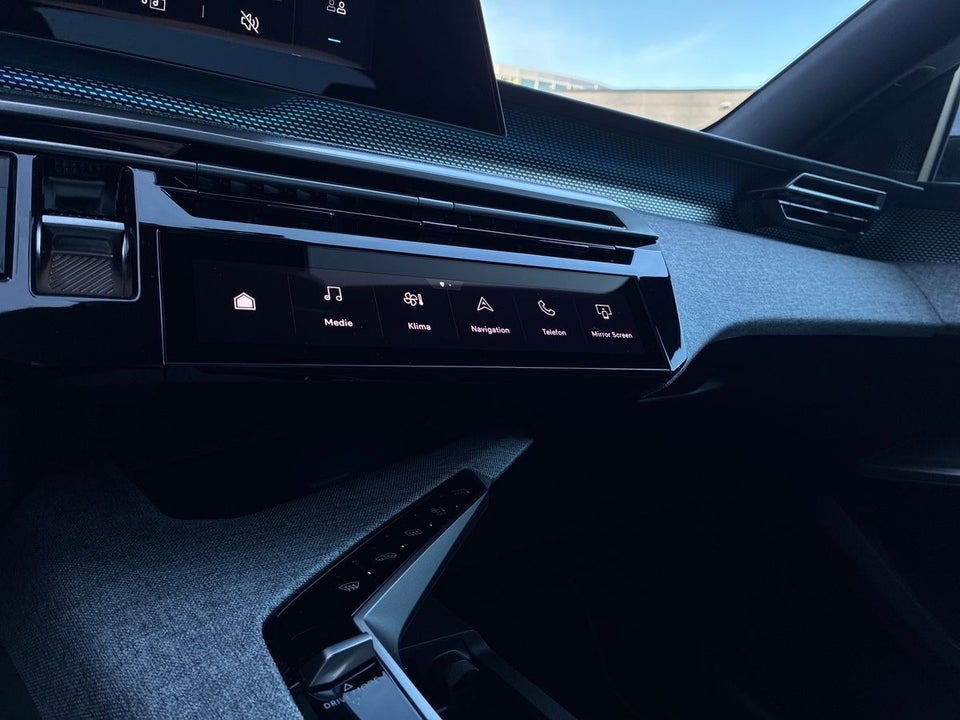 Peugeot e-3008 77 GT Pack 5d