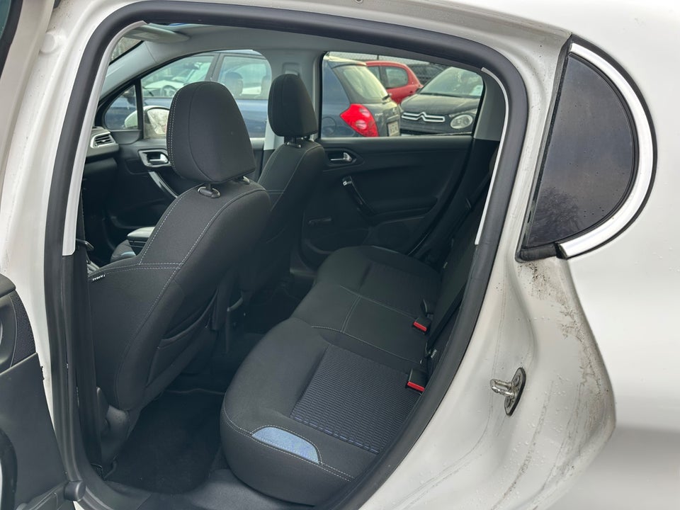 Peugeot 208 1,2 VTi Allure Sky 5d