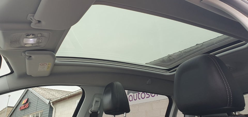 Peugeot 2008 1,2 PureTech 130 Selection Sky 5d