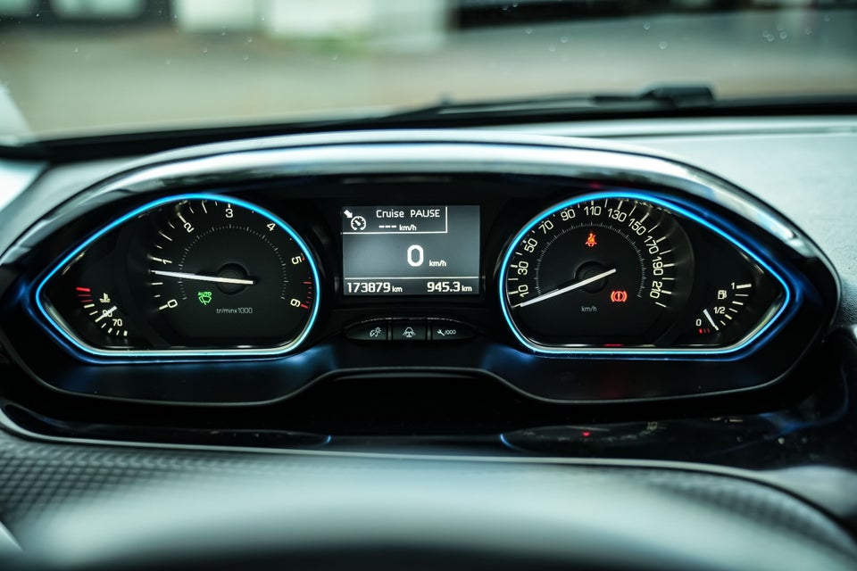 Peugeot 2008 1,6 BlueHDi 100 Allure Sky 5d