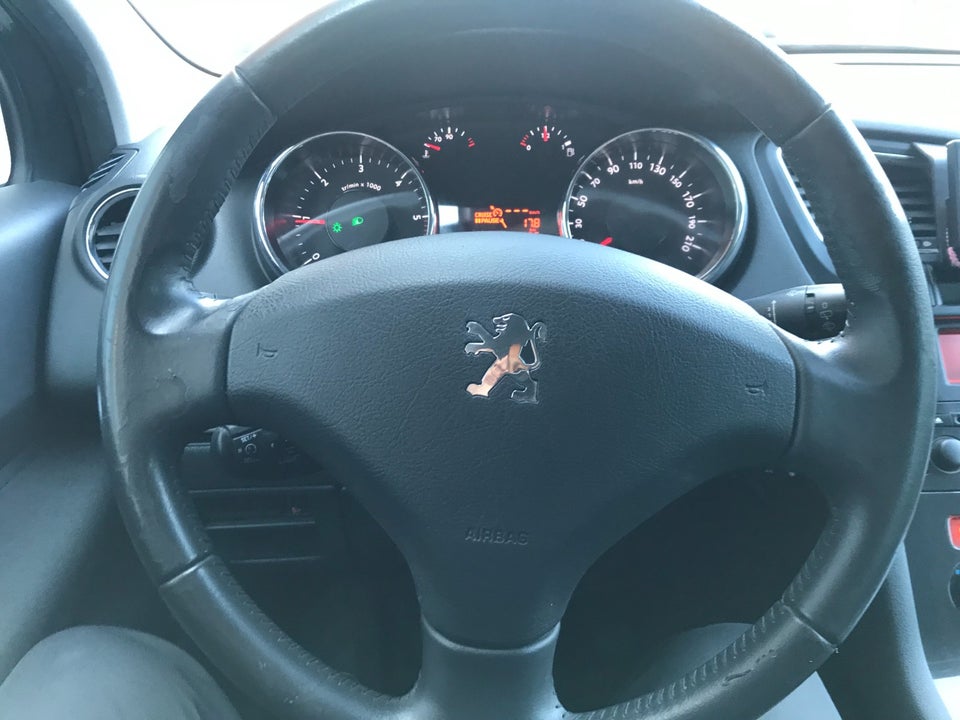 Peugeot 5008 1,6 HDi 110 Premium 7prs 5d