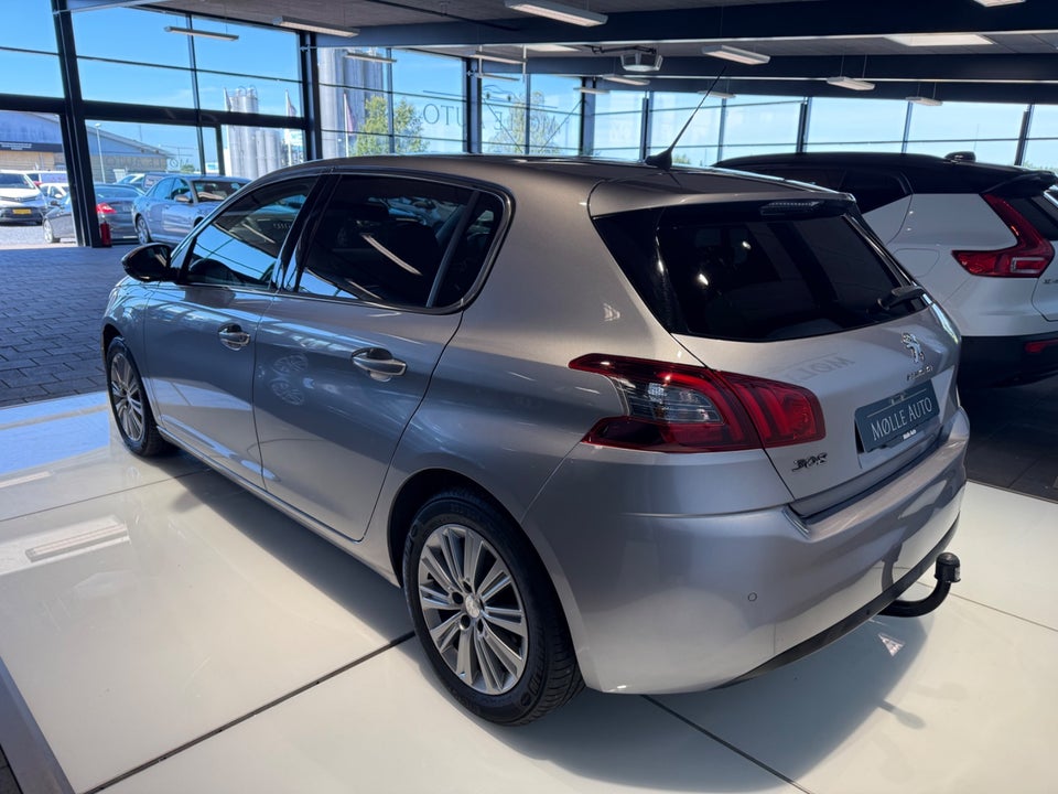 Peugeot 308 1,5 BlueHDi 130 Selection Sky 5d