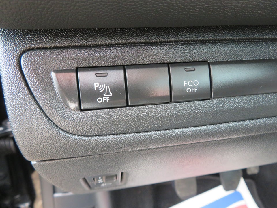 Peugeot 208 1,2 VTi 82 Signature Sky 5d