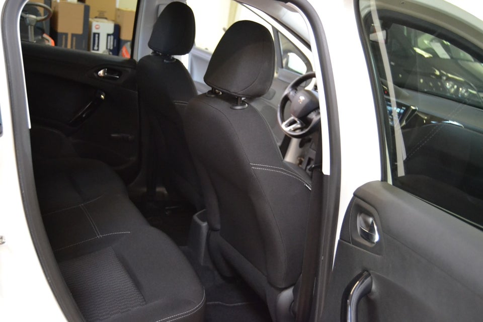 Peugeot 208 1,2 VTi 82 Chili Sky+ 5d