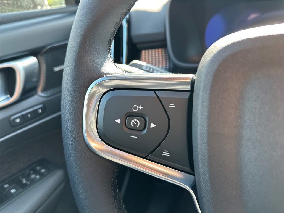 Volvo EX40 Extended Range Black Edition 5d