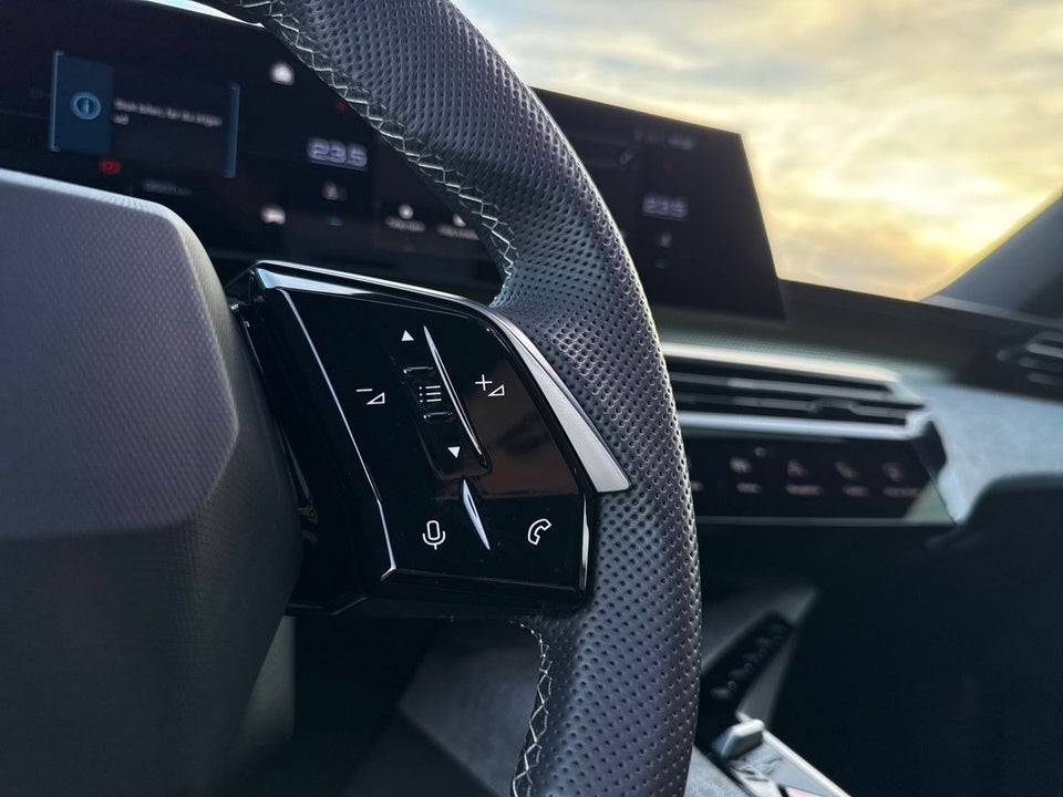 Peugeot e-3008 77 GT Pack 5d