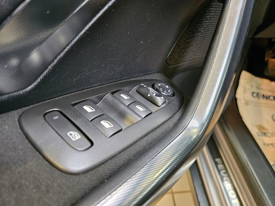 Peugeot 2008 1,6 BlueHDi 100 Desire Sky 5d