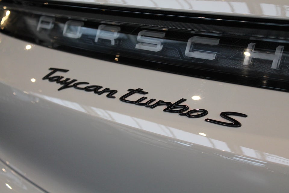 Porsche Taycan Turbo S Cross Turismo 5d