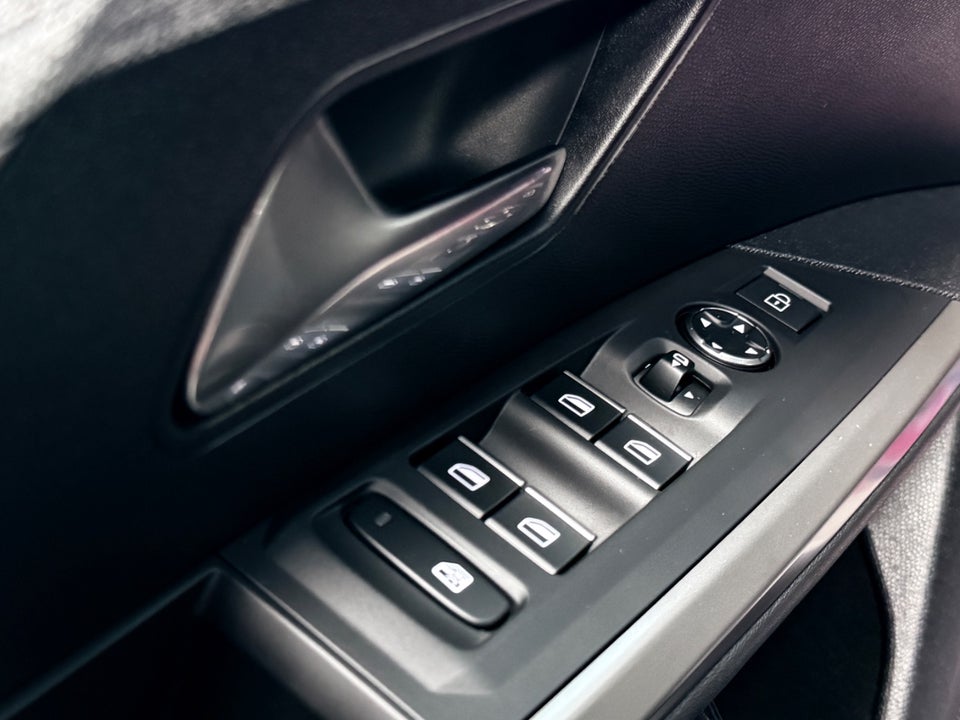 Peugeot e-3008 77 GT Pack 5d
