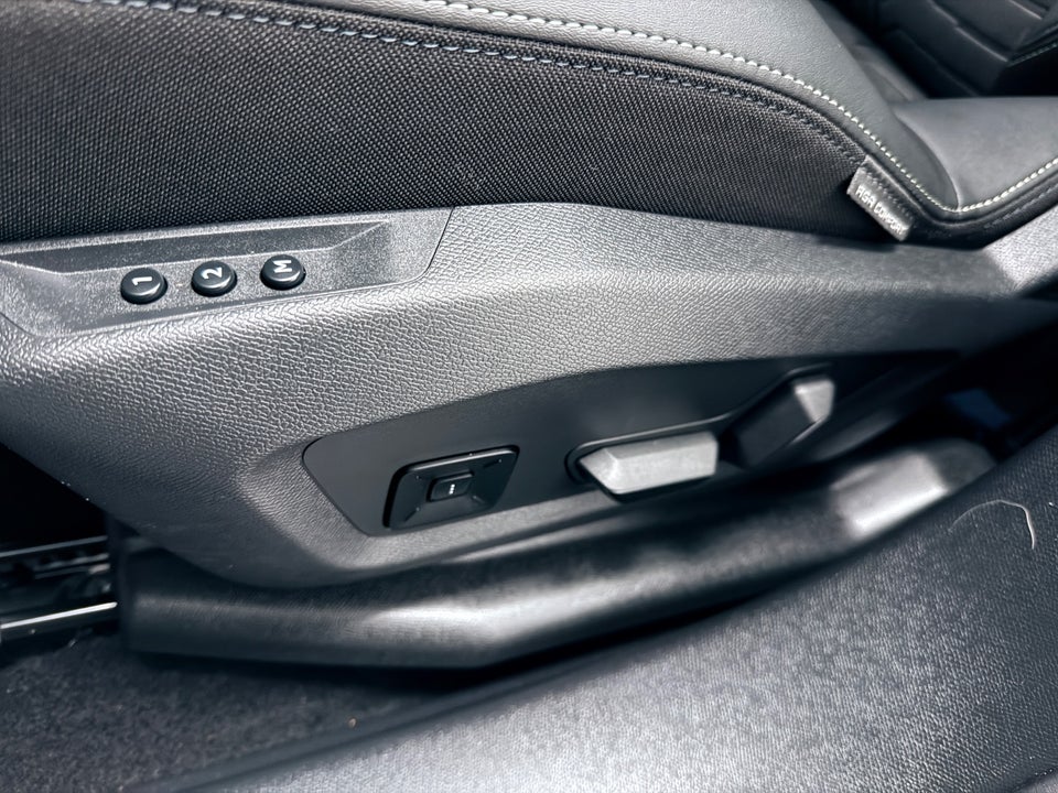 Peugeot e-3008 77 GT Pack 5d