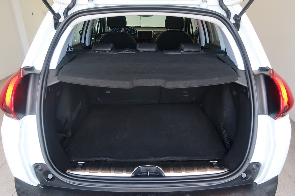 Peugeot 2008 1,6 BlueHDi 100 Selection Sky 5d