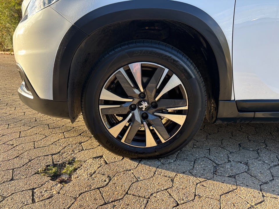 Peugeot 2008 1,2 e-THP 110 Allure Sky 5d