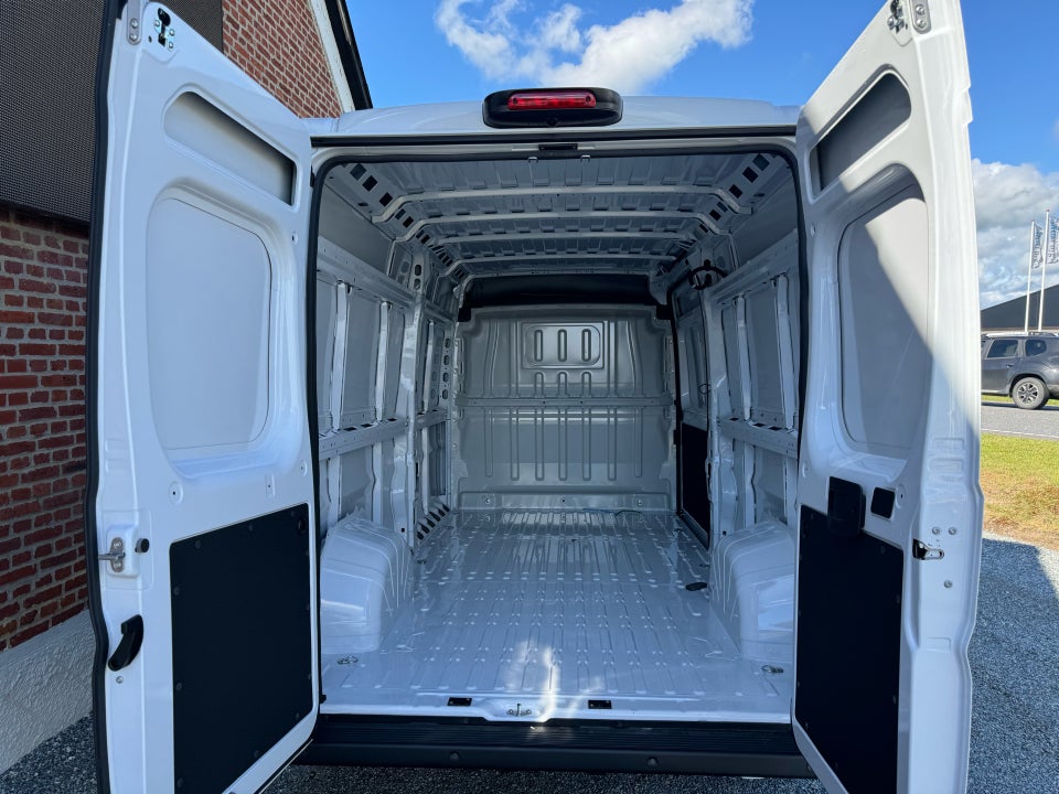 Peugeot Boxer 335 2,2 BlueHDi 140 L3H2 Premium