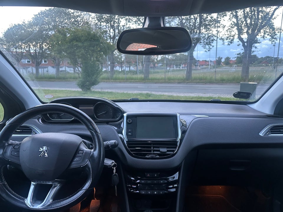 Peugeot 2008 1,6 BlueHDi 100 Allure Sky 5d