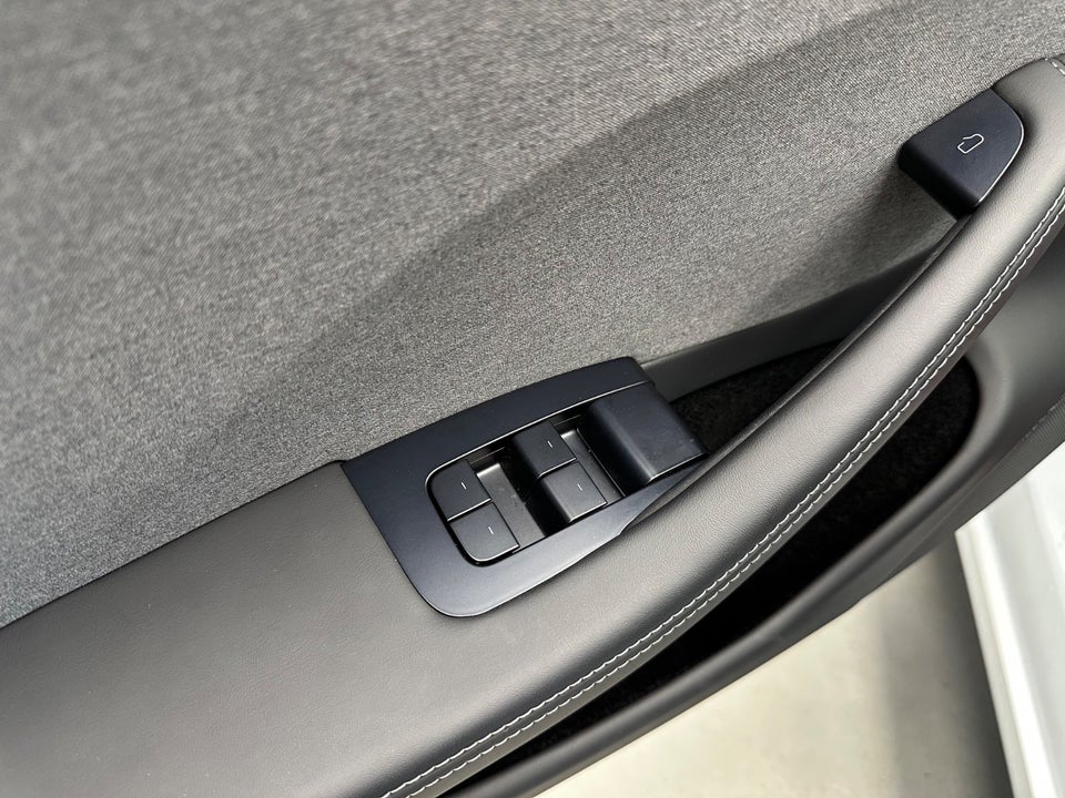 Tesla Model 3 RWD 4d