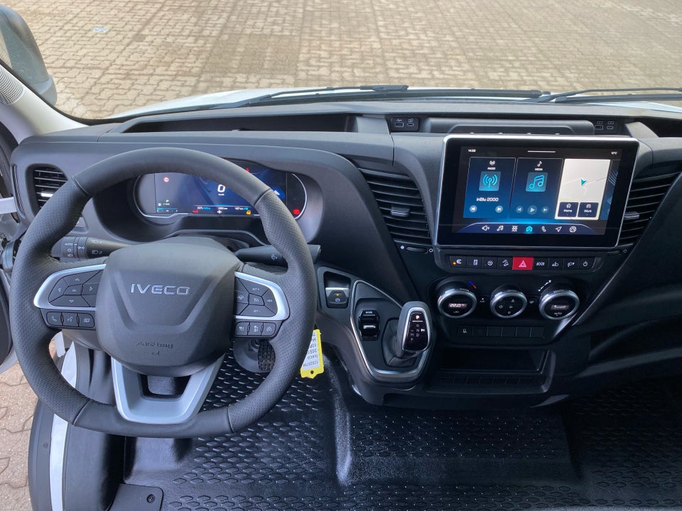 Iveco Daily 3,0 35S18 4100mm Box m/lift AG8