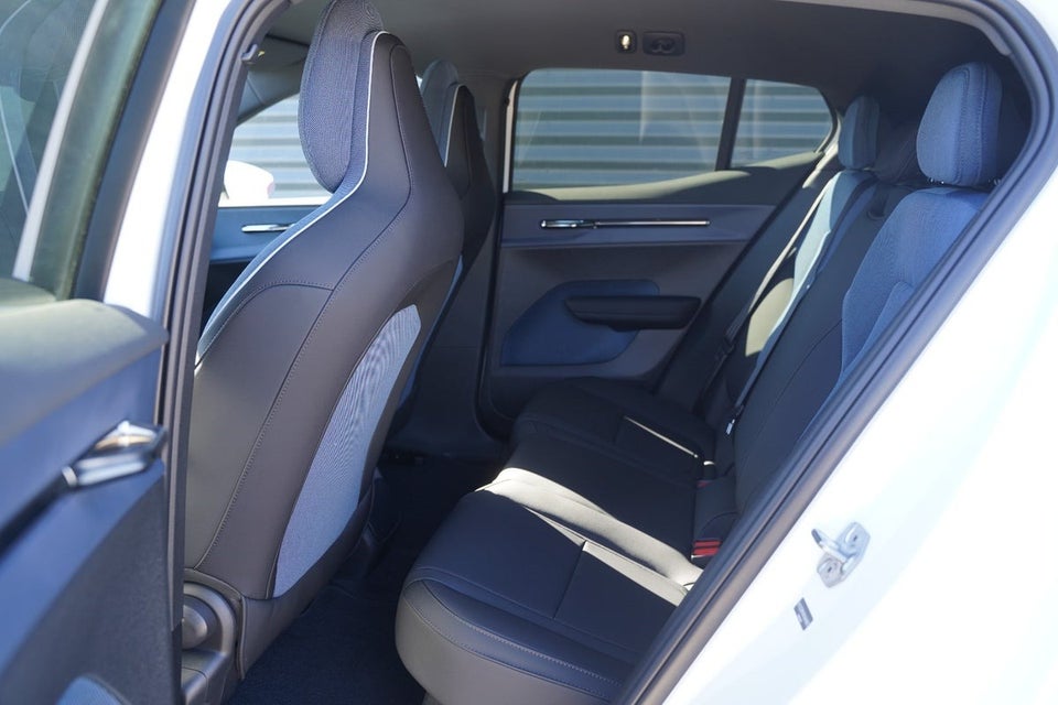 Volvo EX30 Extended Range Plus 5d