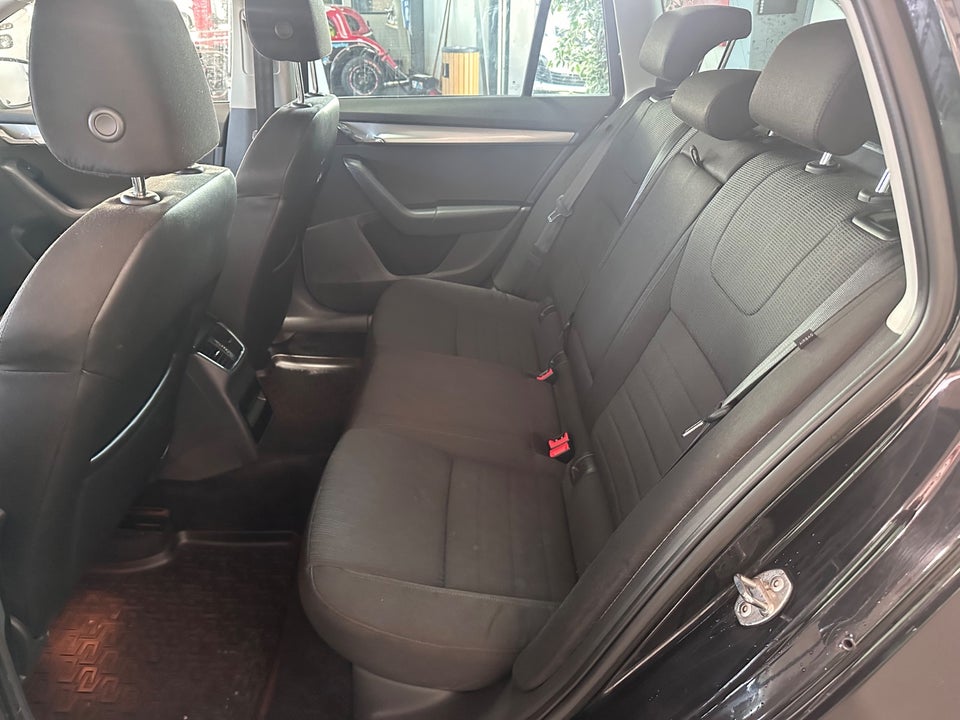 Skoda Octavia 2,0 TDi 150 Elegance Combi 5d