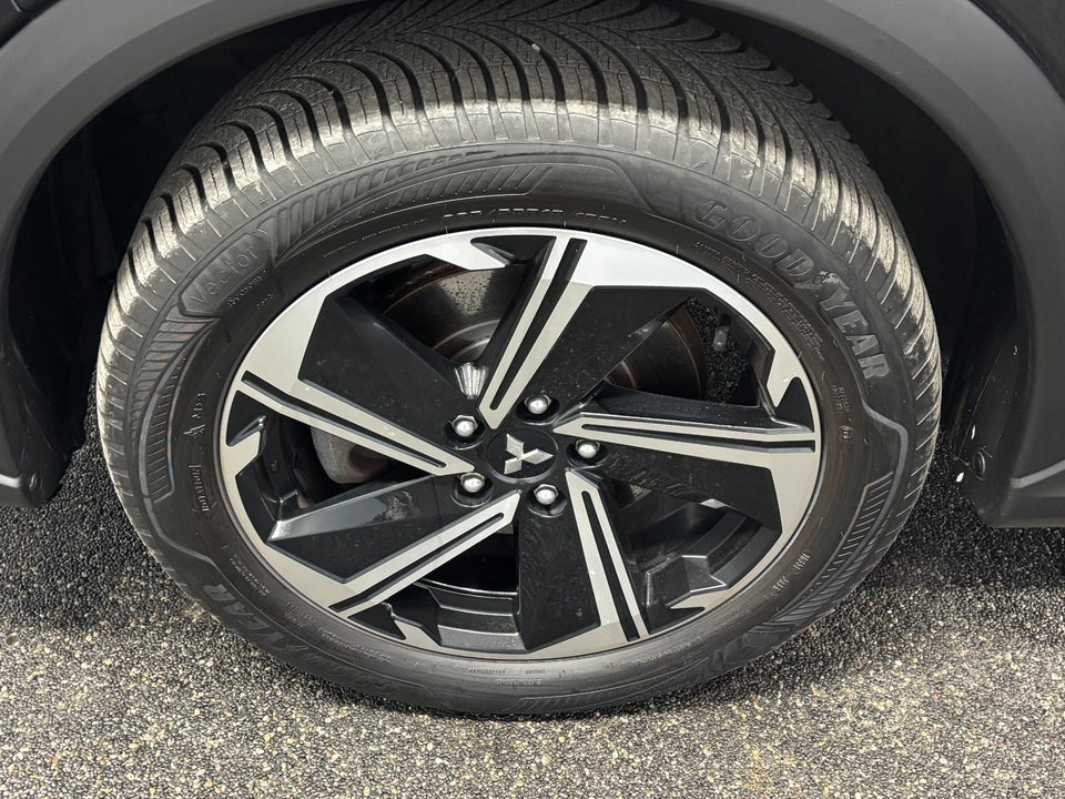 Mitsubishi Eclipse Cross 2,4 PHEV Invite CVT 4WD 5d
