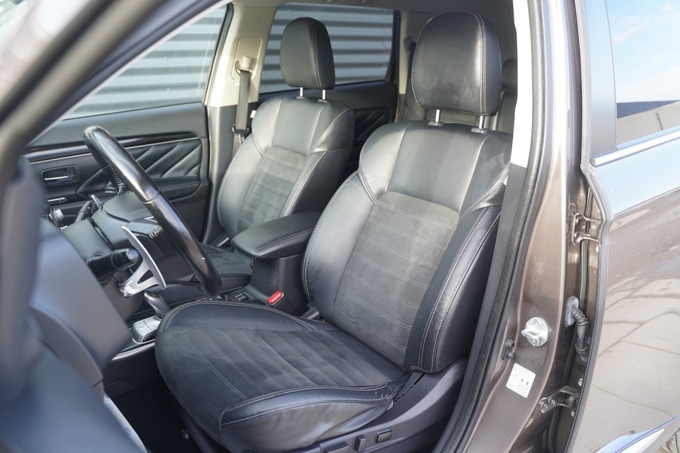 Mitsubishi Outlander 2,4 PHEV Invite CVT 4WD 5d