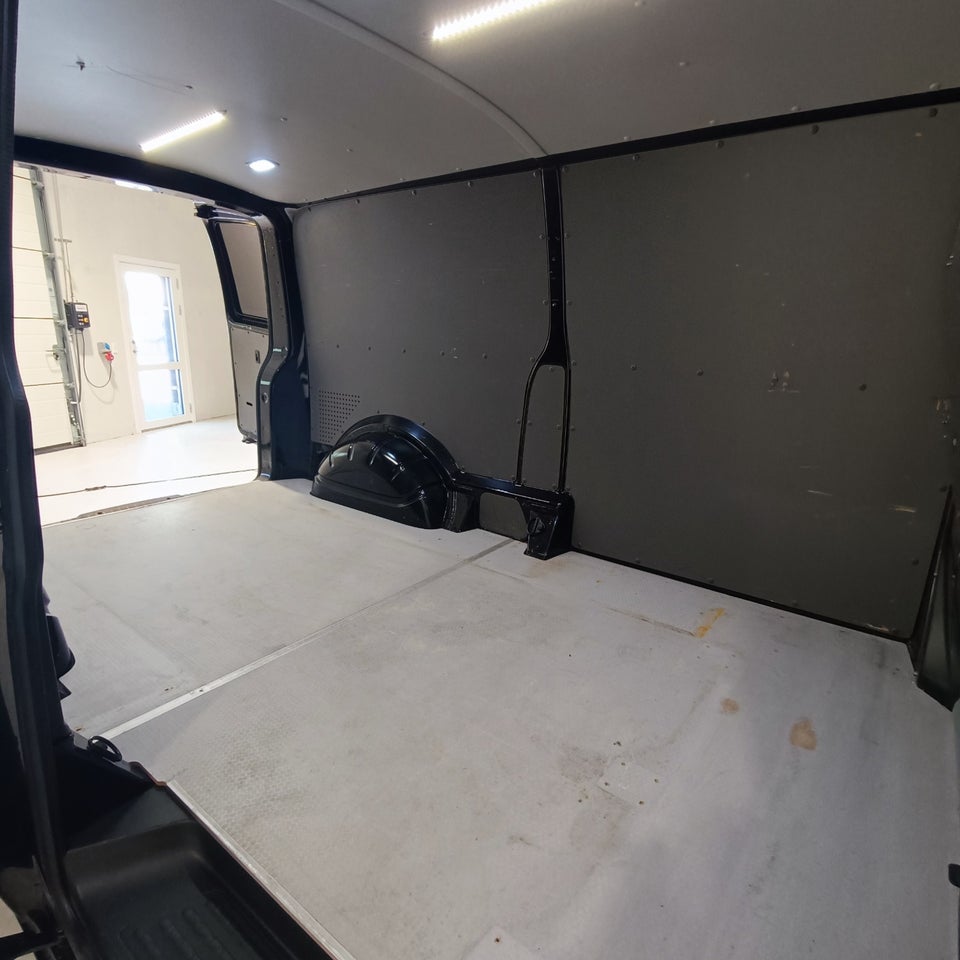 VW Transporter 2,0 TDi 150 Kassevogn lang