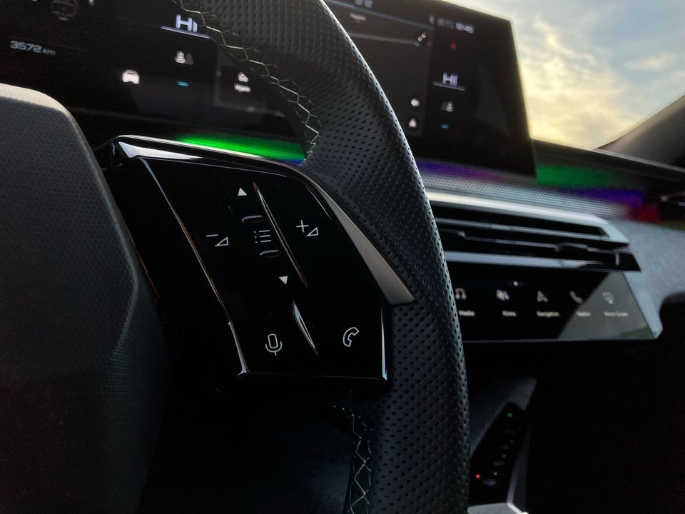 Peugeot e-3008 77 GT Pack 5d