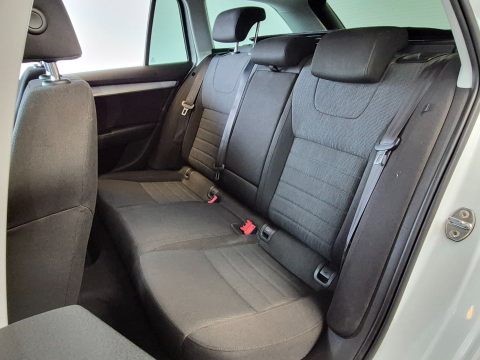 Skoda Octavia 1,6 TDi 105 Elegance Combi DSG 5d