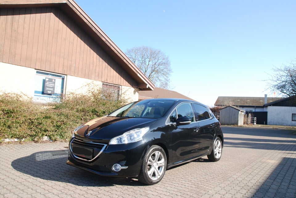 Peugeot 208 1,2 VTi Allure Sky 5d