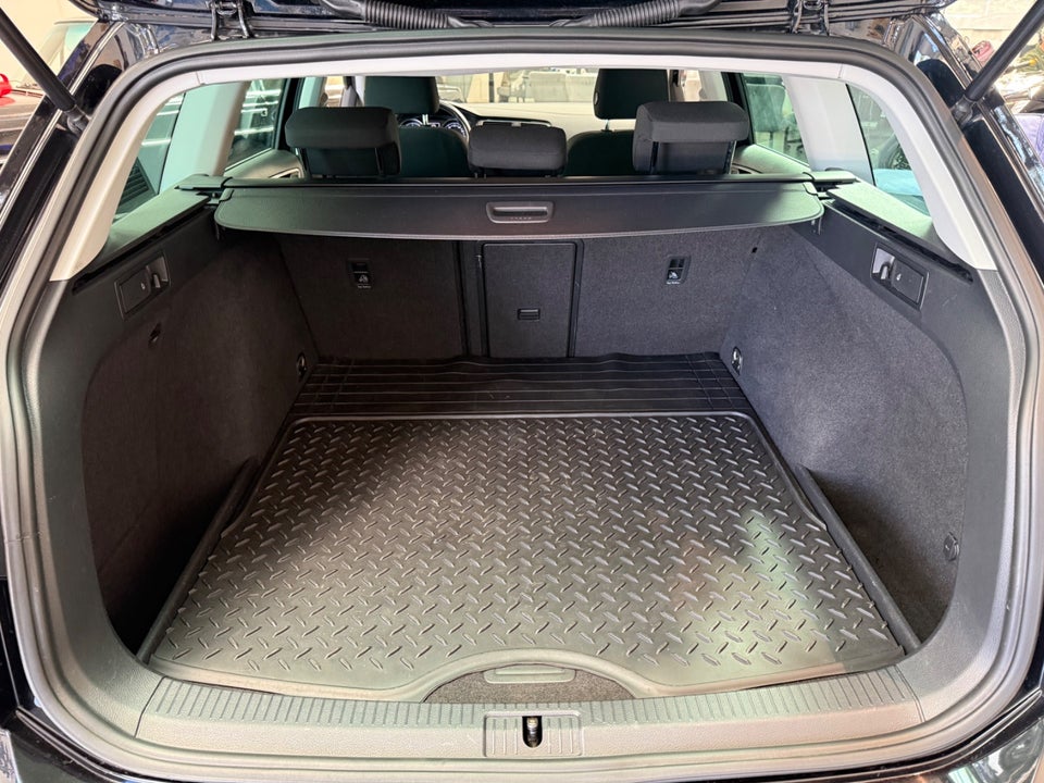 VW Golf VII 2,0 TDi 150 Comfortline Connect Variant DSG 5d