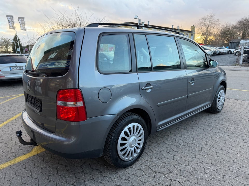 VW Touran 1,6 FSi Highline 5d