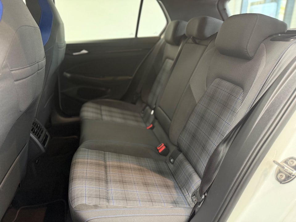 VW Golf VIII 1,4 GTE DSG 5d