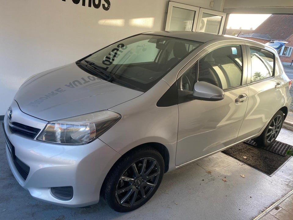 Toyota Yaris 1,3 VVT-i T2 5d