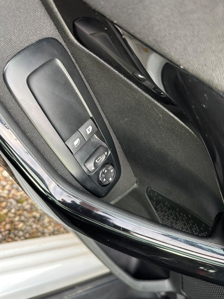 Peugeot 208 1,2 VTi Allure Sky 5d