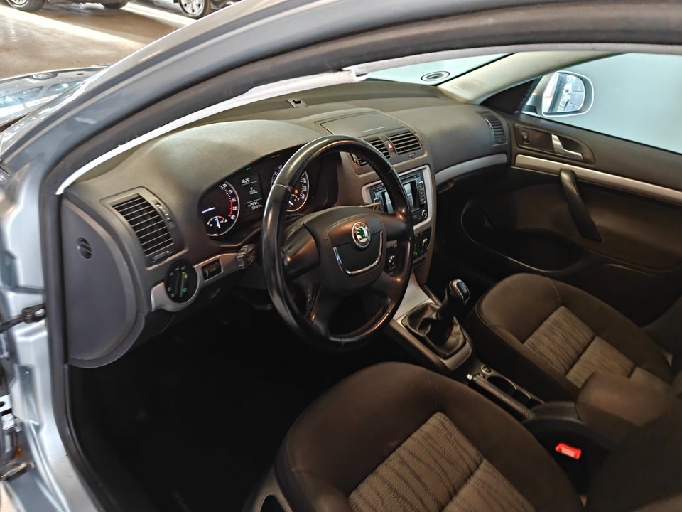 Skoda Octavia 1,6 TDi 105 Elegance Combi 5d