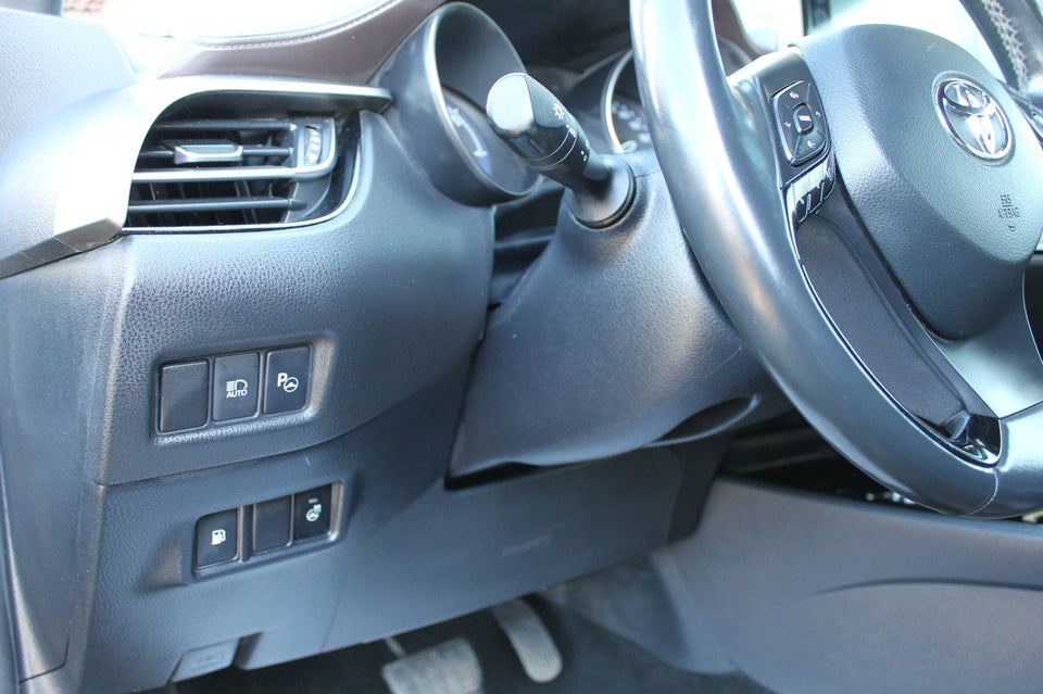 Toyota C-HR 1,8 Hybrid Premium Selected CVT Van 5d