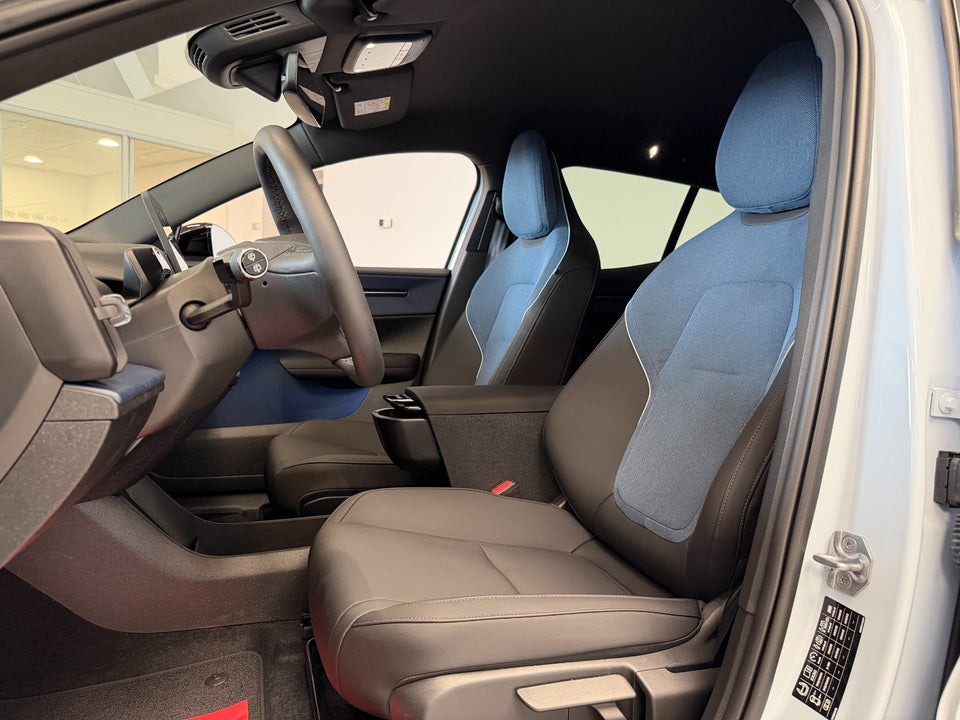 Volvo EX30 Extended Range Plus 5d
