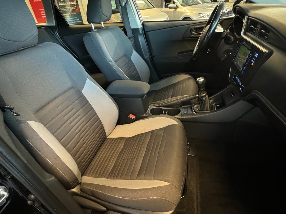 Toyota Auris 1,6 D-4D T2 Comfort Touring Sports 5d