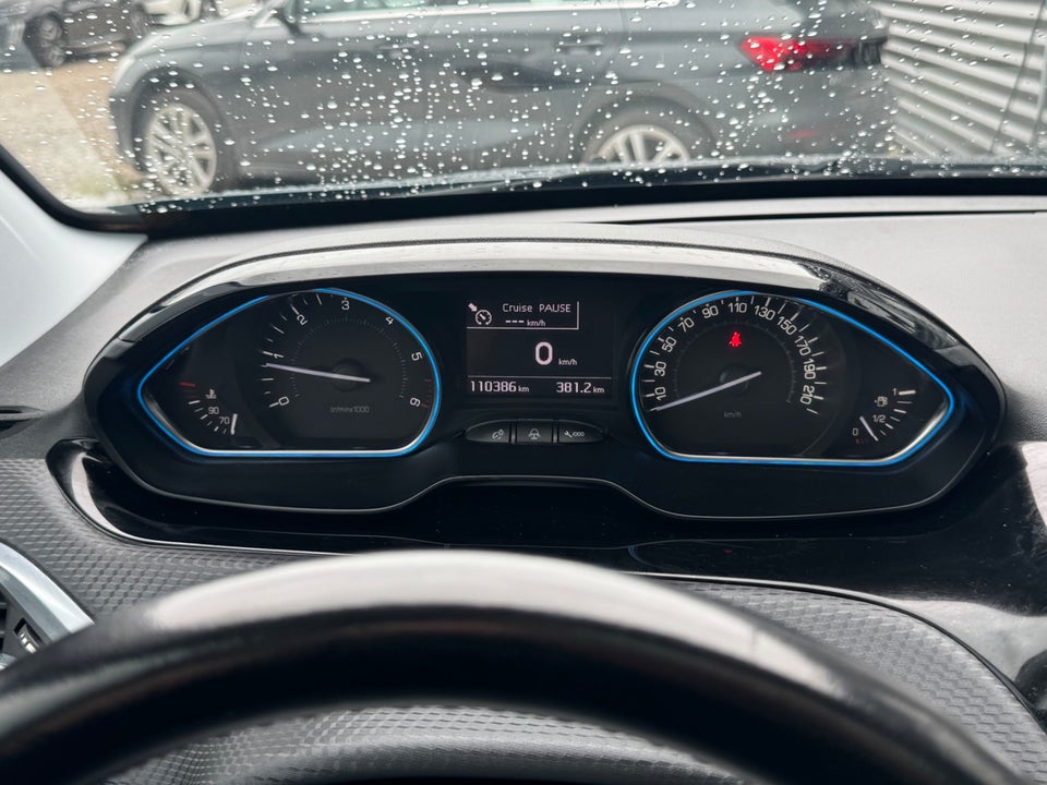 Peugeot 2008 1,6 BlueHDi 100 Allure Sky 5d