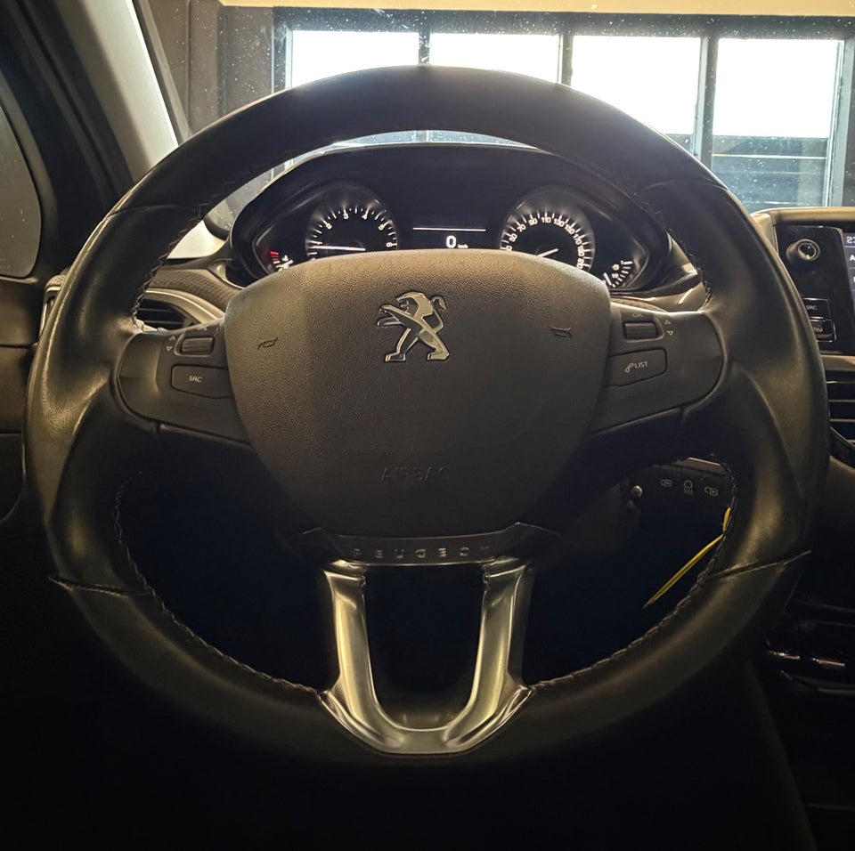 Peugeot 208 1,2 PureTech 82 Allure Sky 5d