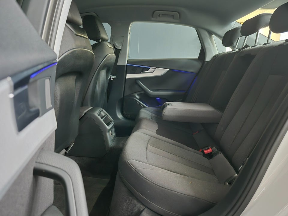 Audi A4 40 TFSi Sport S-tr. 4d