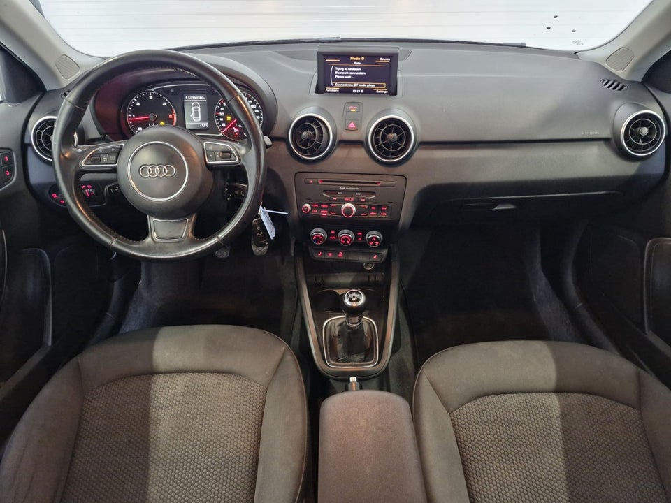 Audi A1 1,6 TDi 105 Attraction Sportback 5d
