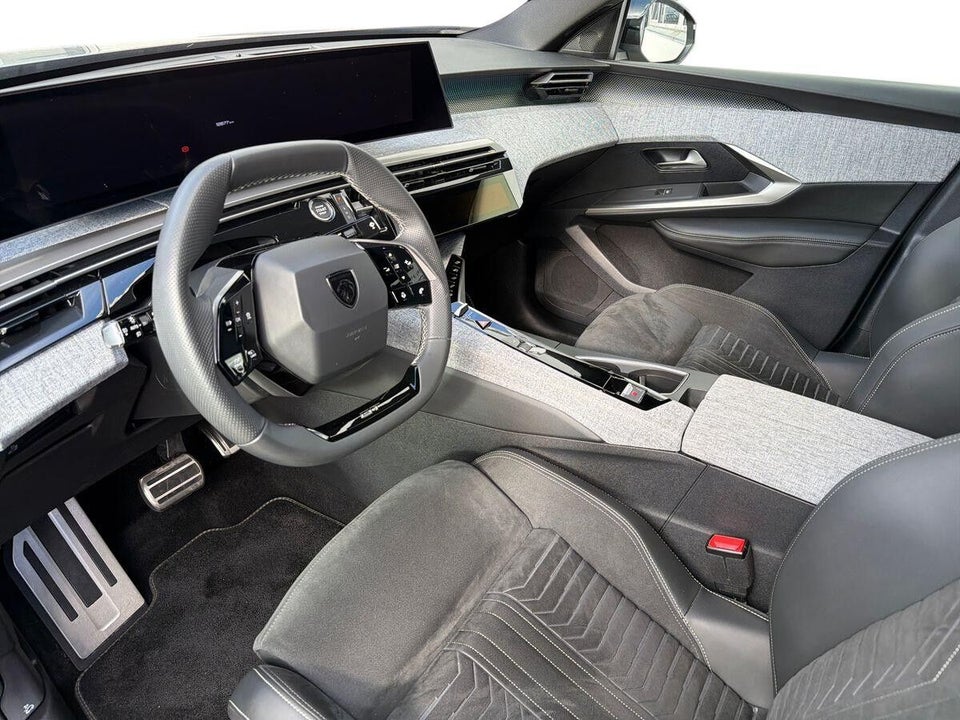Peugeot e-3008 77 GT 5d