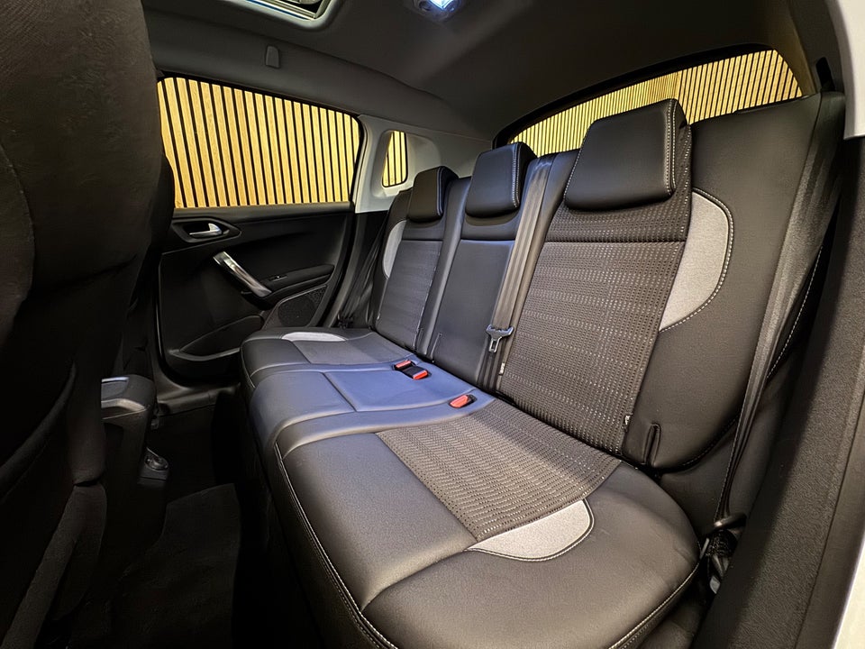 Peugeot 2008 1,2 e-THP 110 Allure Sky 5d