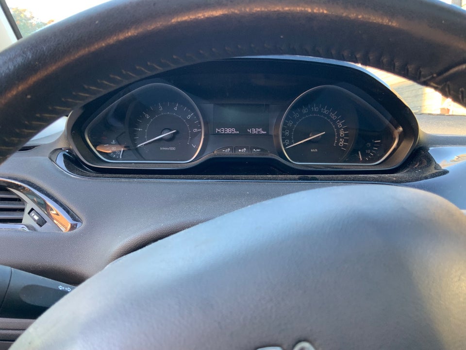 Peugeot 208 1,2 VTi 82 Allure Sky 5d