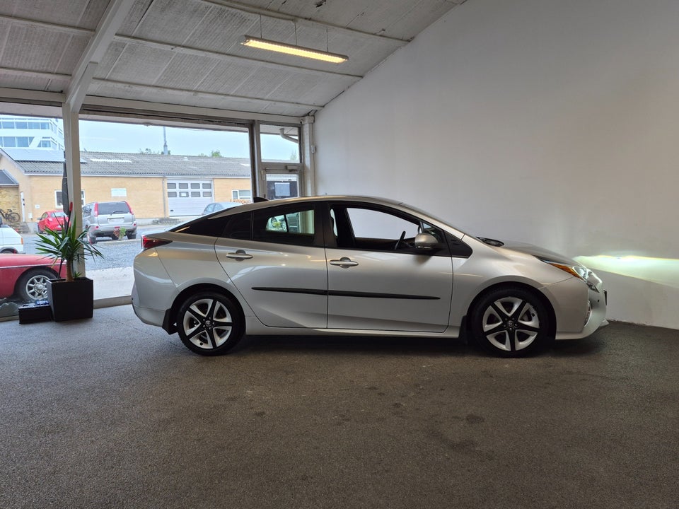 Toyota Prius 1,8 Hybrid H3 CVT 5d