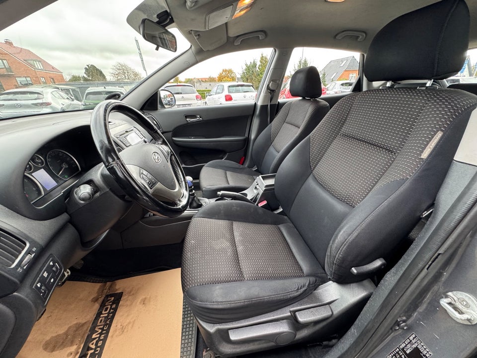 Hyundai i30 1,6 CRDi 90 Classic 5d