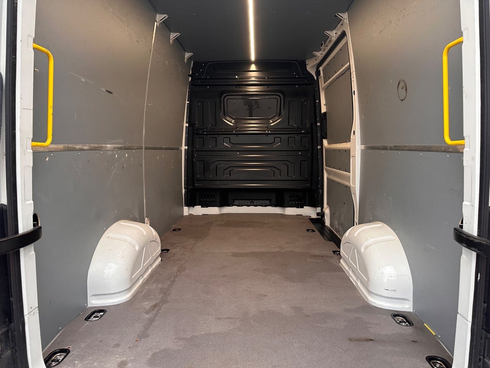 VW Crafter 35 2,0 TDi 177 Kassevogn L3H2 aut.