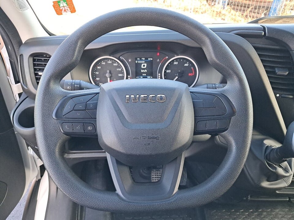 Iveco Daily 2,3 35S16 4100mm Box m/lift AG8