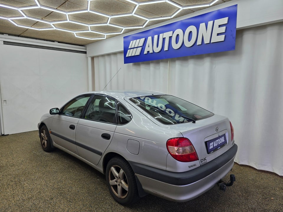 Toyota Avensis 1,8 Sol 5d